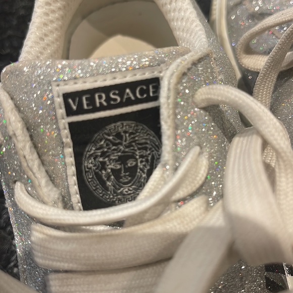 💯 Authentic Versace Girls sneakers Has been stolen by breaking in - Picture 2 of 6
